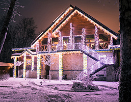 Встречают по фасаду: подсветка дома на Новый год